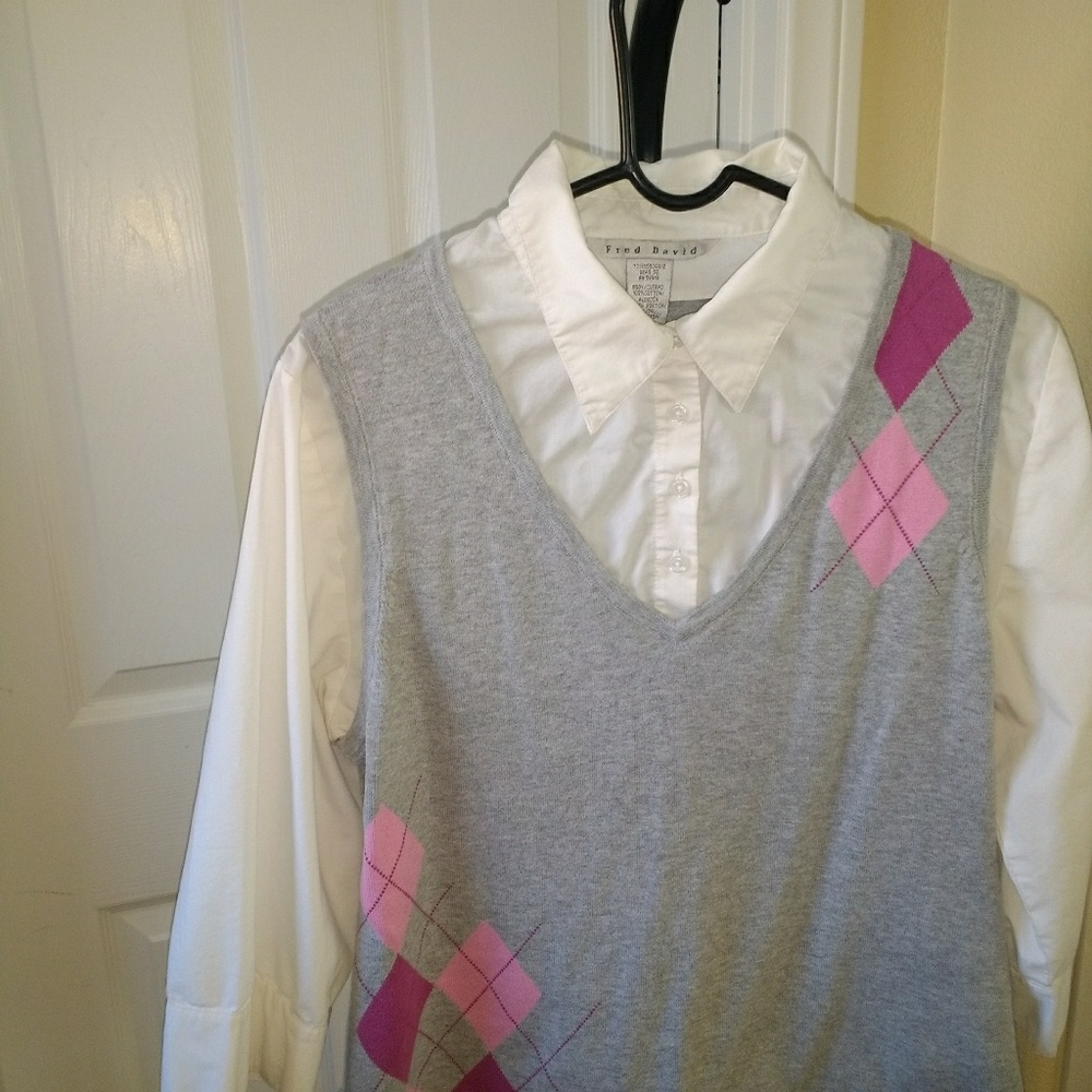 White top with gray vest with design in pink color